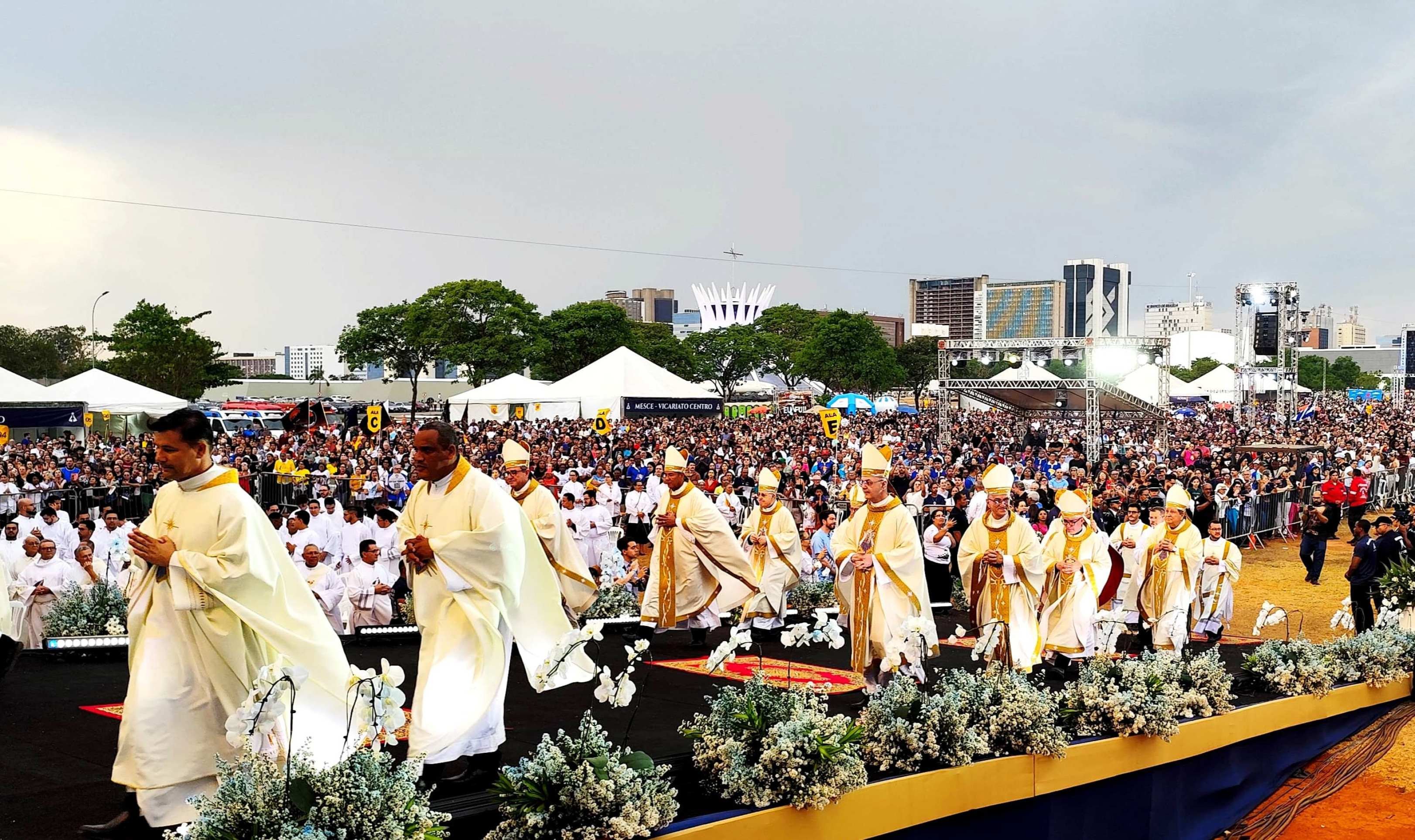 Festa de Nossa Senhora Aparecida reúne fiéis de toda a capital 