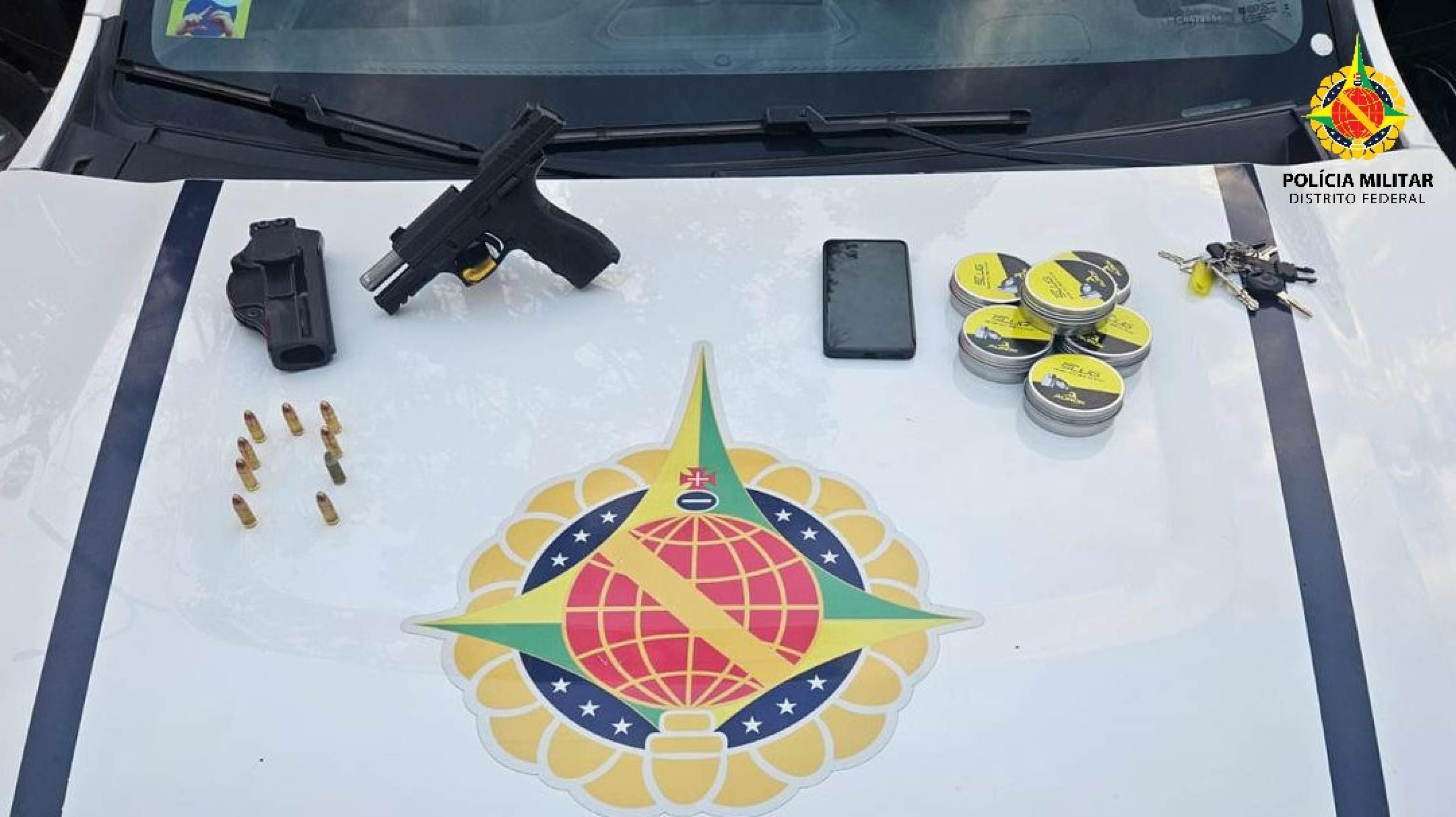 Uma pistola Taurus calibre 9mm, carregada com nove munições intactas, foi apreendida  
