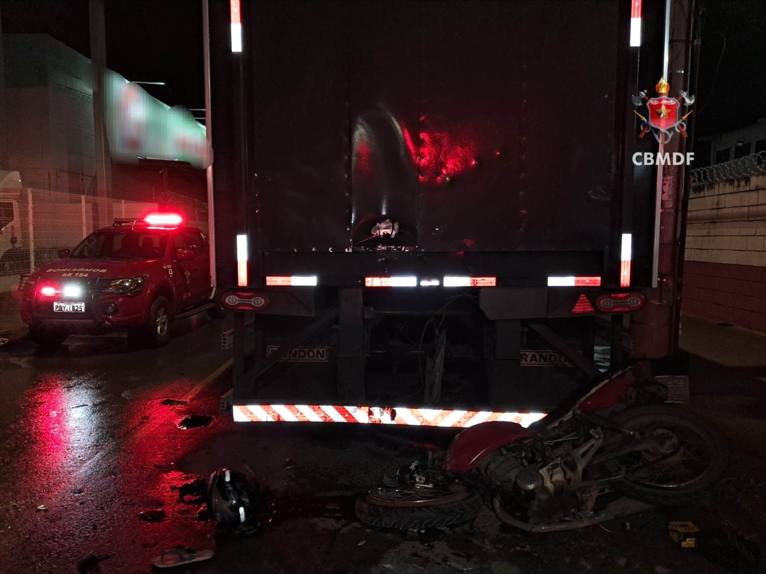 Motociclista morre após bater em carreta 