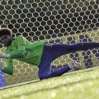 Hugo Souza terá a primeira oportunidade como goleiro da Seleção principal: bom com as mãos, saída de bola rápida elogiada, pegador de pênalti e sem habilidade com os pés -  (crédito: Rafael Ribeiro/CBF)