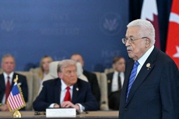 Mahmud Abbas (D) passa por Trump, durante a cúpula sobre Gaza, no Egito: primeiro encontro entre líderes em oito anos 