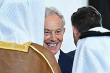 O ex-premiê britânico Tony Blair cumprimenta Macron e dignitários árabes 