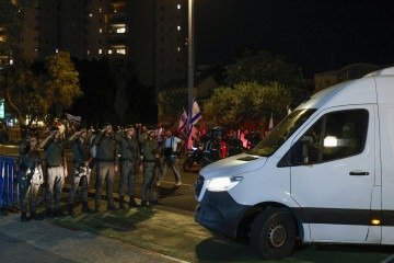 Em Tel Aviv, soldados fazem saudação diante de van com corpos de sequestrados