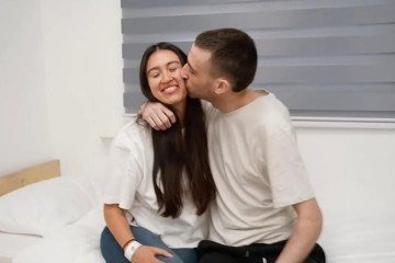 Noa Argamani reencontra o namorado, Avinatan Or, que tinha sido capturado com ela, na rave