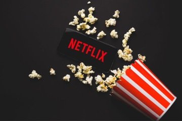 Os lançamentos da semana na Netflix são capazes de agradar tanto quem busca profundidade quanto quem prefere entretenimento leve (Imagem: xalien | Shutterstock) - (crédito: EdiCase) Os lançamentos da semana na Netflix são capazes de agradar tanto quem busca profundidade quanto quem prefere entretenimento leve (Imagem: xalien | Shutterstock) - (crédito: EdiCase)