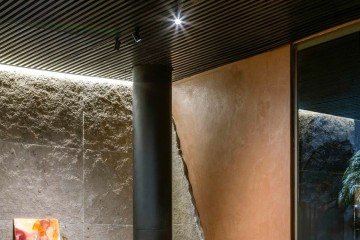 Os trilhos de luz fazem parte da composição do espaço Garagem Omoda Jaecoo 