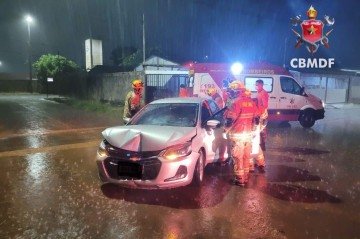Após ser esfaqueado, carro colidiu contra muro e a vítima morreu no local
 -  (crédito: Reprodução/CBMDF)