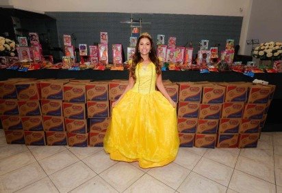 Maria Melilo e Dicesar encantam 100 crianças em ação social no Dia das Crianças - (crédito: Divulgação) Maria Melilo e Dicesar encantam 100 crianças em ação social no Dia das Crianças - (crédito: Divulgação)