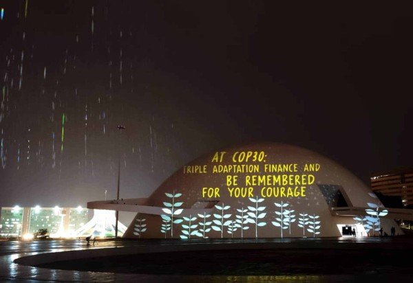Projeção no Museu da República, e em oito cidades, cobra compromissos a serem assumidos pela COP30