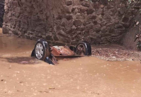 O carro ficou submerso no rio; chovia forte no momento do acidente - (crédito: Material cedido ao Correio)