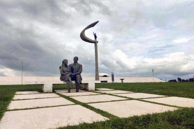 O dia em Brasília amanheceu nublado -  (crédito: Ed Alves/CB)