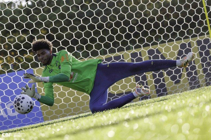 Hugo Souza terá a primeira oportunidade como goleiro da Seleção principal: bom com as mãos, saída de bola rápida elogiada, pegador de pênalti e sem habilidade com os pés -  (crédito: Rafael Ribeiro/CBF)