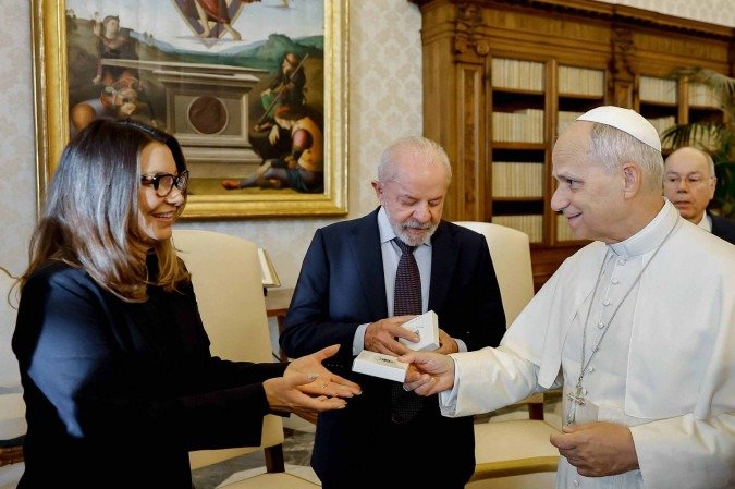 Presidente da República, Luiz Inácio Lula da Silva, durante audiência com Sua Santidade o Papa Leão XIV. Biblioteca do Palácio Apostólico, Vaticano.  