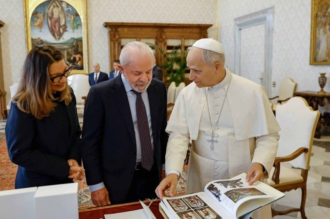 Presidente da República, Luiz Inácio Lula da Silva, durante audiência com Sua Santidade o Papa Leão XIV. Biblioteca do Palácio Apostólico, Vaticano.  