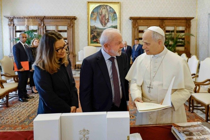 Presidente da República, Luiz Inácio Lula da Silva, durante audiência com Sua Santidade o Papa Leão XIV. Biblioteca do Palácio Apostólico, Vaticano.  