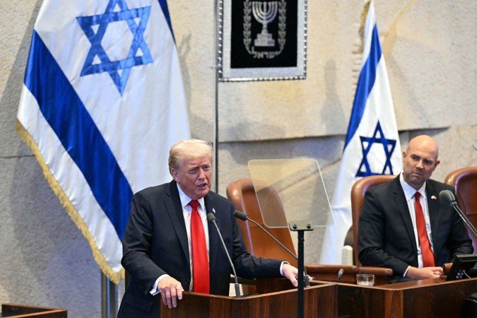 US President Donald Trump (L) addresses the Israeli parliament, the Knesset, in Jerusalem on October 13, 2025. Hamas handed over the 20 surviving Israeli hostages on October 13 under a ceasefire agreement, as the US President and other world leaders geared up for a summit on Gaza. The releases are part of a ceasefire agreement brokered by the US President, with Israel due in return to free nearly 2,000 detainees held in its jails in exchange. (Photo by SAUL LOEB / POOL / AFP)
       -  (crédito:  AFP)