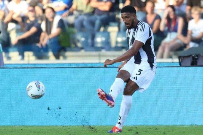 Bremer em ação com a camisa da Juventus, da Itlália -  (crédito: Foto: Gabriele Maltinti/Getty Images)