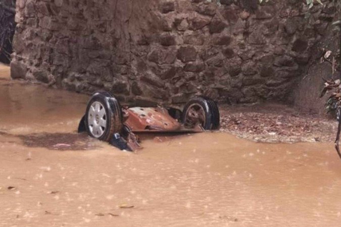 O carro ficou completamente submerso no rio  -  (crédito: Material cedido ao Correio)