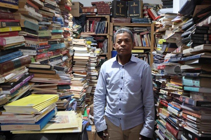 Antonio sacrifica c&ocirc;modos de sua casa para guardar os livros doados 