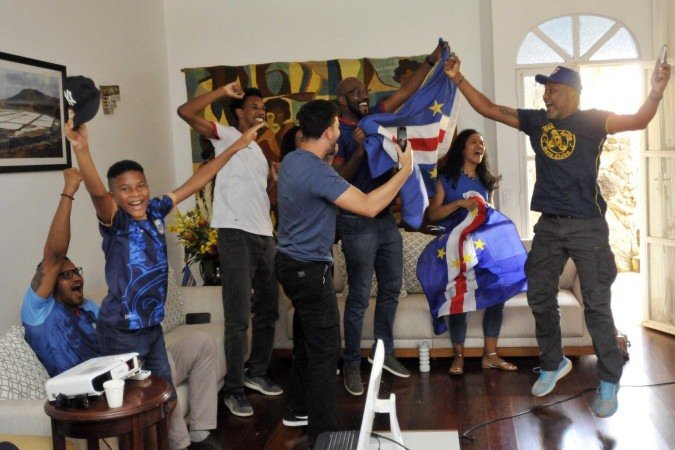 A comunidade cabo-verdiana comemora a classificação inédita para a Copa na Embaixada do país em Brasília: pedacinho do arquipélago de 10 ilhas no Distrito Federal - (crédito: Minervino Júnior/CB) A comunidade cabo-verdiana comemora a classificação inédita para a Copa na Embaixada do país em Brasília: pedacinho do arquipélago de 10 ilhas no Distrito Federal - (crédito: Minervino Júnior/CB)