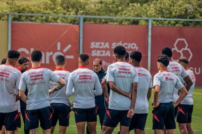 Tática dos três zagueiros deve ser mantida para o próximo jogo do Colorado -  (crédito: Foto: Leandro Monks / SC Internacional)