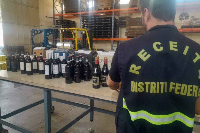 Mais de 100 garrafas de vinho de diferentes marcas e preços foram apreendidas na operação -  (crédito: Seec-DF/Dibulgação)