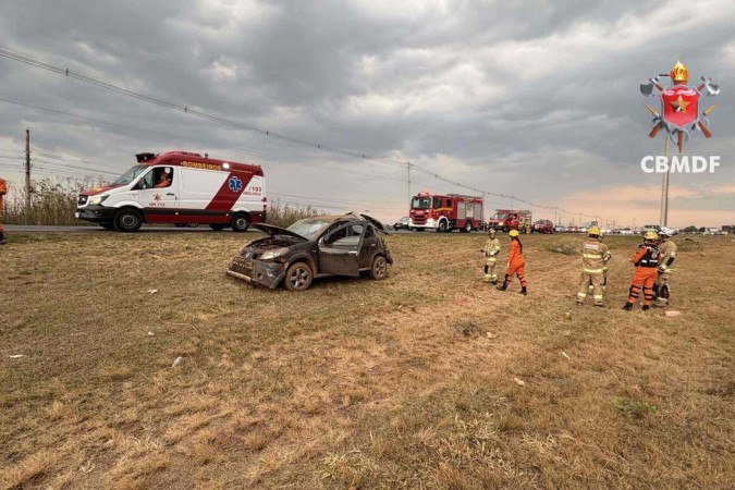 Capotamento de veículo na BR-070
- (crédito: CBMDF/Divulgação) Capotamento de veículo na BR-070
- (crédito: CBMDF/Divulgação)