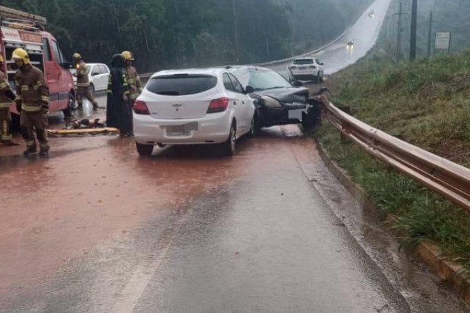 Colisão entre três veículos deixa três pessoas feridas -  (crédito: CBMDF/Divulgação)