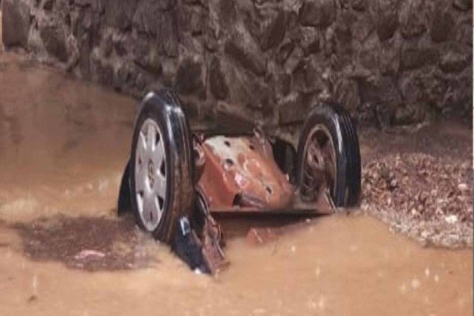 Sete pessoas morrem após carro cair em rio em Águas Lindas (GO) -  (crédito: Material cedido ao Correio)