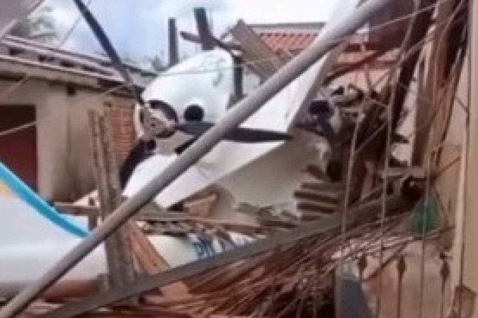 Piloto foi encontrado com ferimentos do lado de fora da aeronave -  (crédito: Reprodução/O Popular)