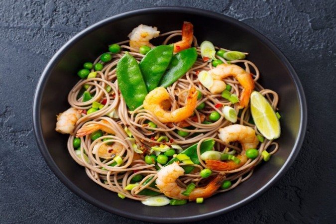 Yakisoba de camarão com legumes (Imagem: Anna_Pustynnikova | Shutterstock) -  (crédito: EdiCase)