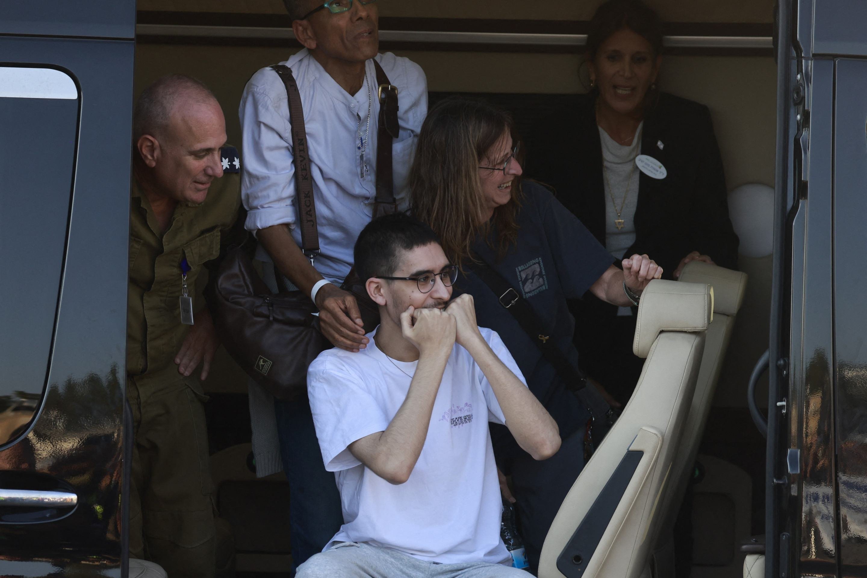 O refém israelense Evyatar David reage ao ver amigos na porta do Hospital Beilinson, em Petah Tikva (centro): emoção incontida  -  (crédito: Menahem Kahana/AFP)