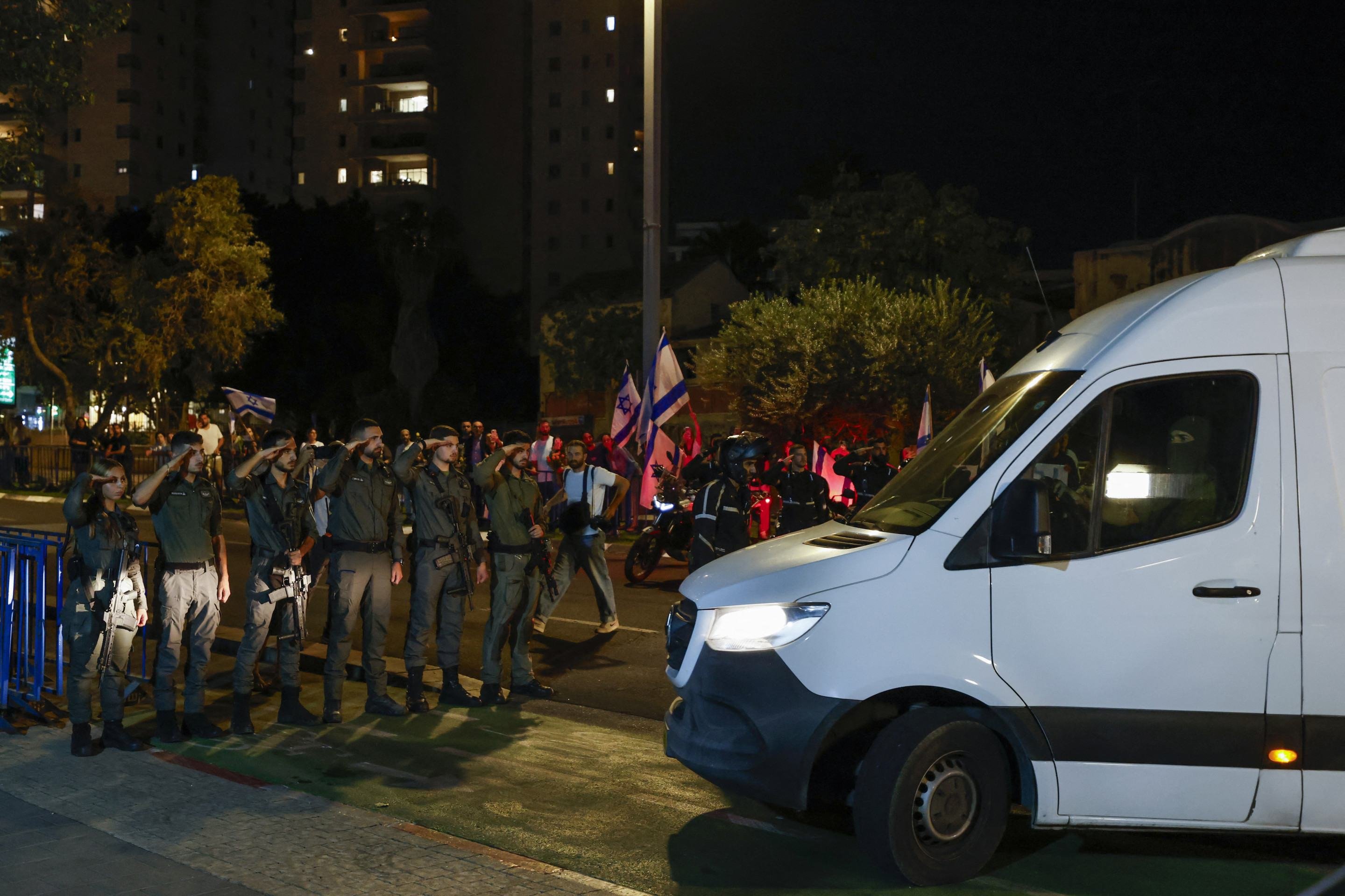 Soldados israelenses fazem saudação diante de van com corpos de reféns mortos no cativeiro        