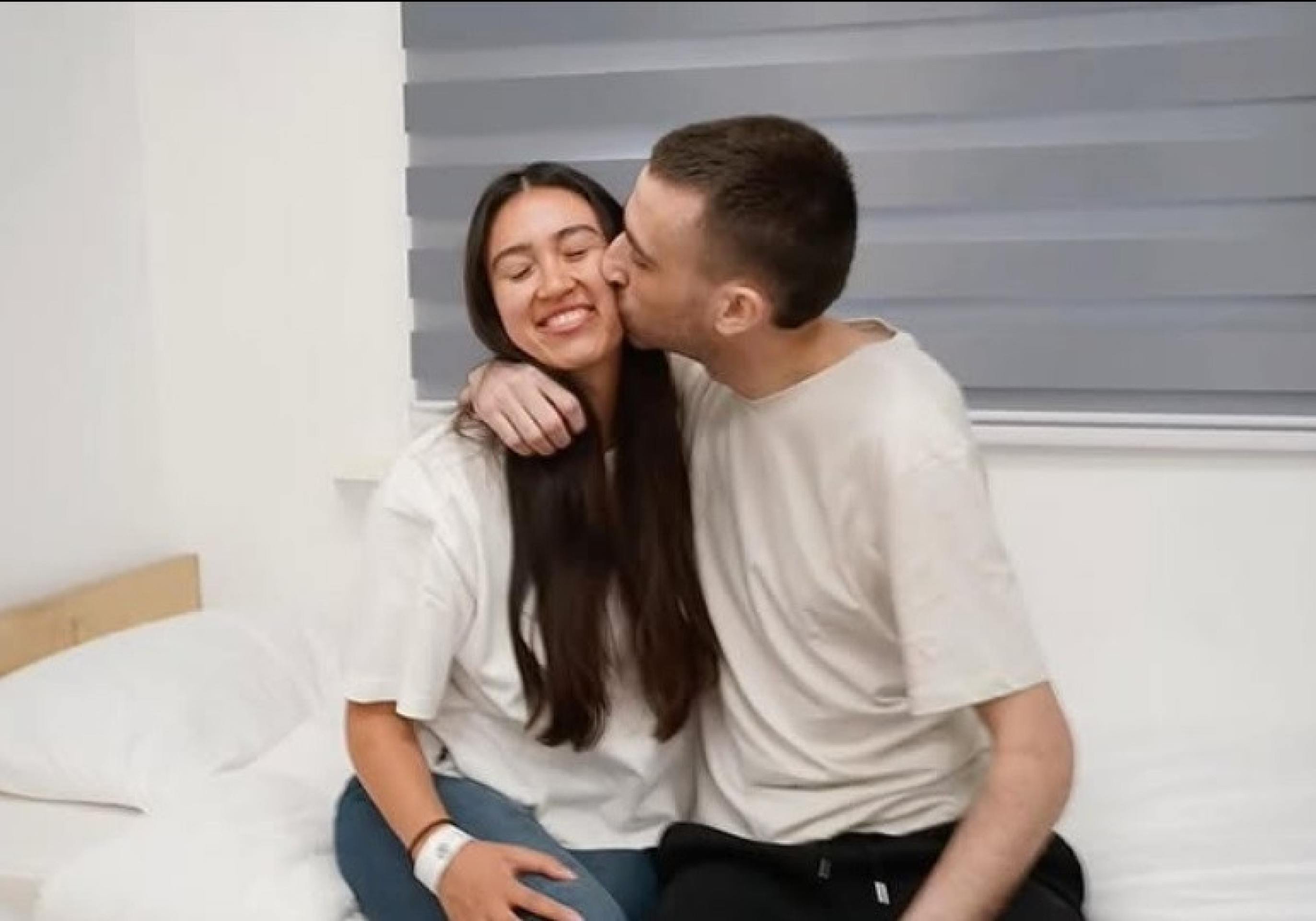 Noa Argamani reencontra o namorado, Avinatan Or, que tinha sido capturado com ela, também na rave