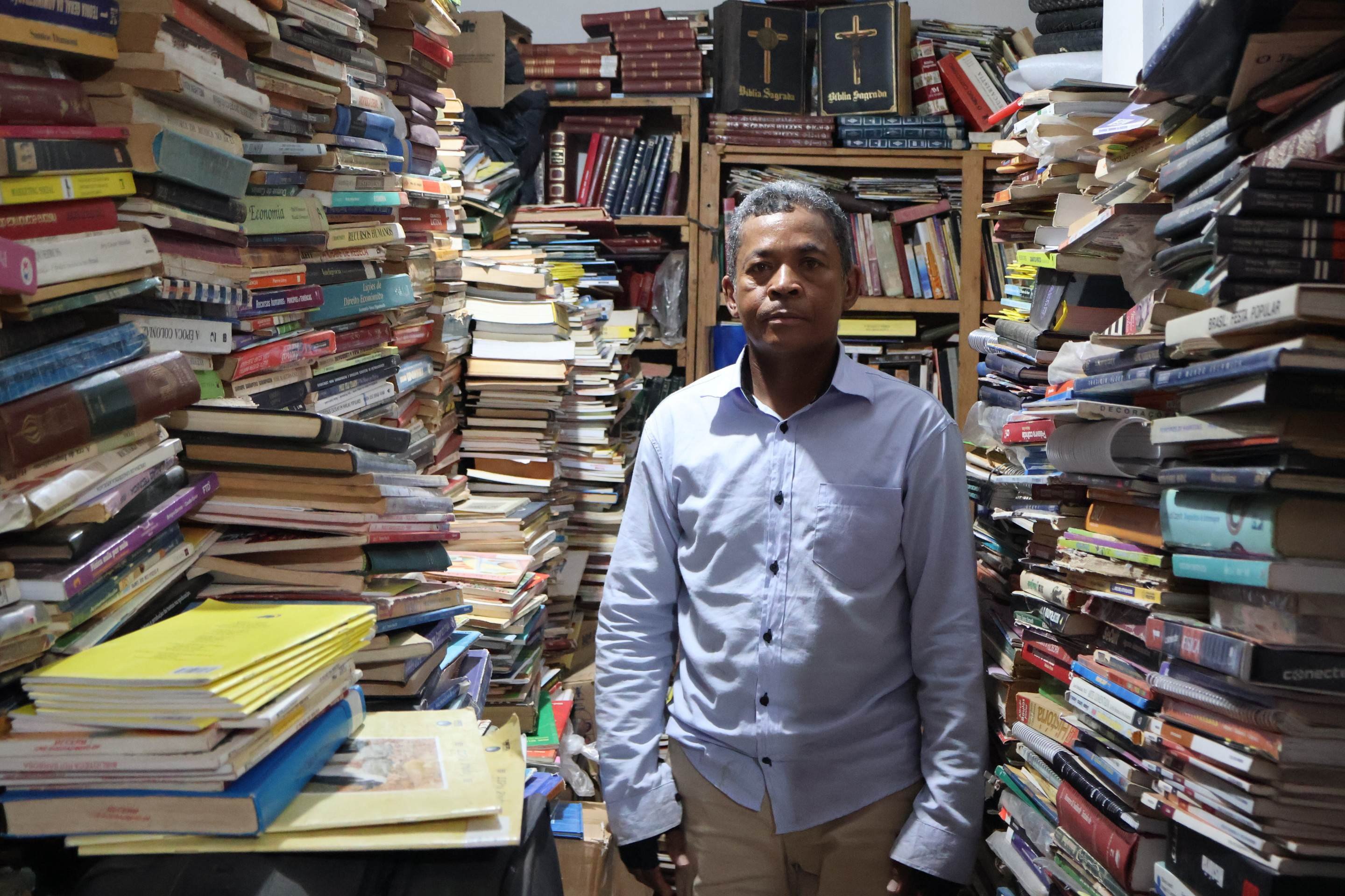 Antonio sacrifica c&ocirc;modos de sua casa para guardar os livros doados 