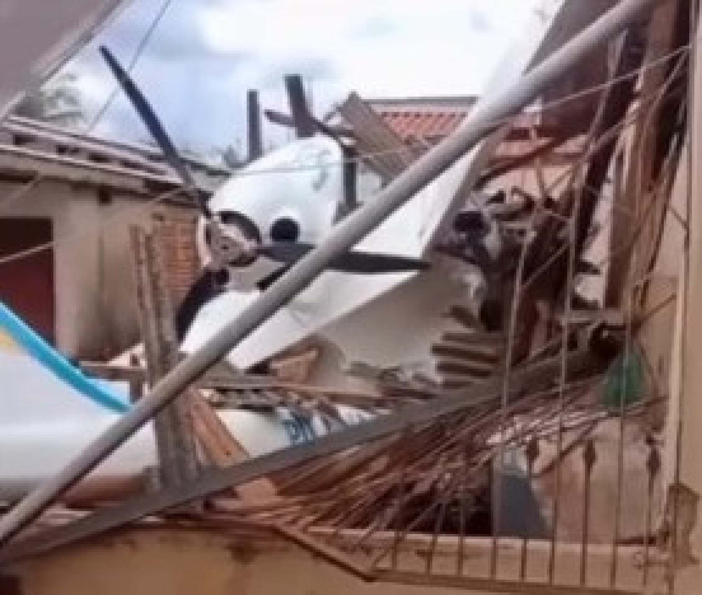Avião de pequeno porte cai sobre casa em Goiânia