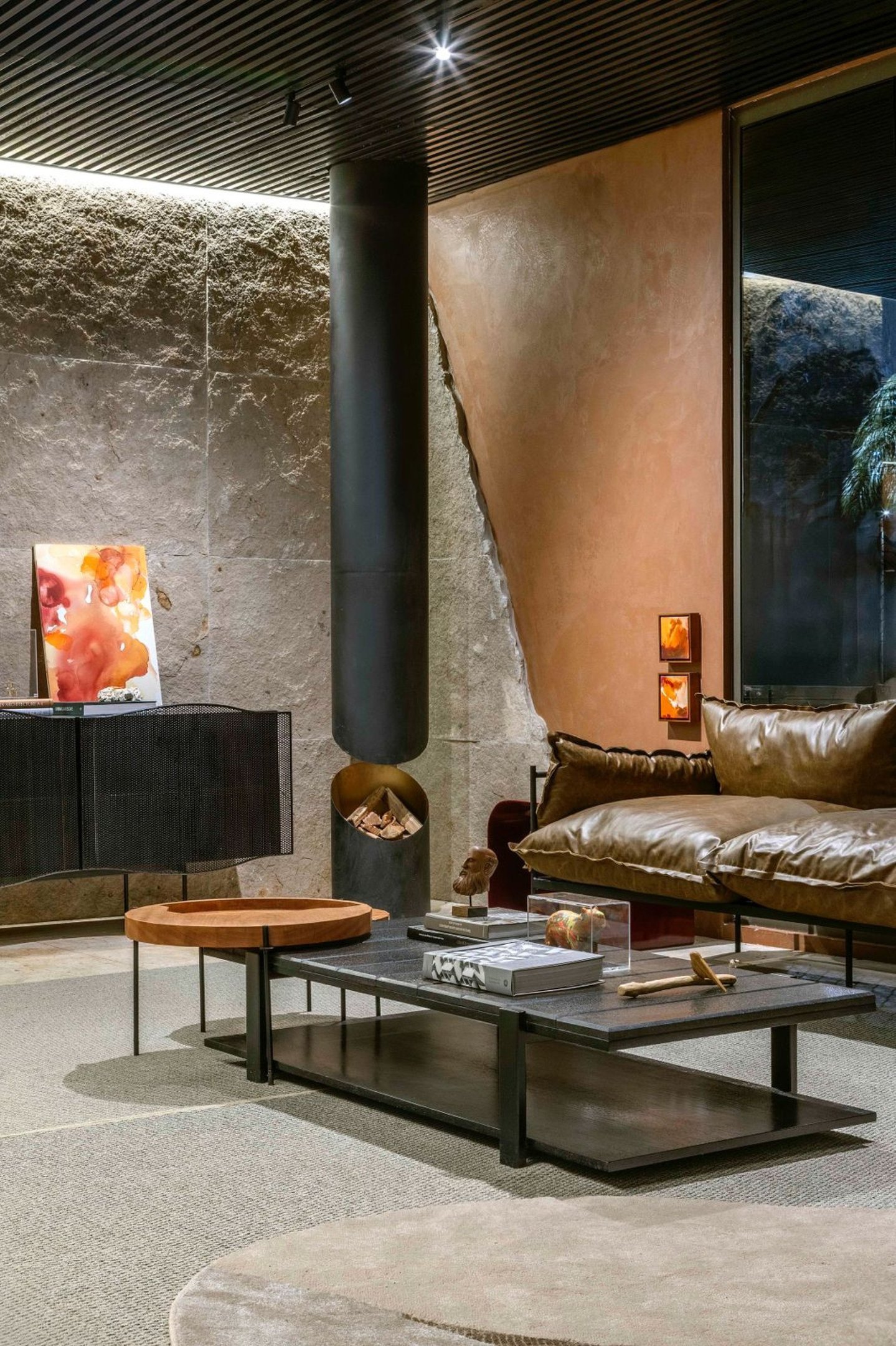 Os trilhos de luz fazem parte da composição do espaço Garagem Omoda Jaecoo - Silêncio em movimento 