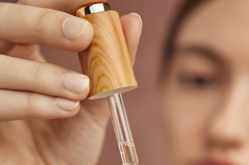 Quando aplicados corretamente, os ácidos podem trazer melhorias tanto para a saúde quanto para a aparência da pele do rosto