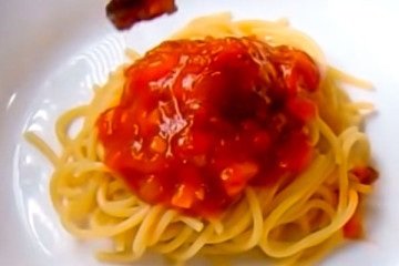 O mais tradicional dos molhos, o de tomate, contém 331 mg de potássio a cada 100 gramas, e ainda pode ser feito em casa, sem adição de conservantes. -  (crédito: Youtube/Menino Prendado)