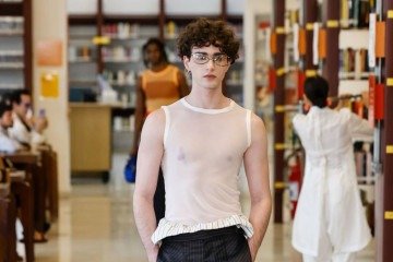 A transparência também é vista 
em looks masculinos 