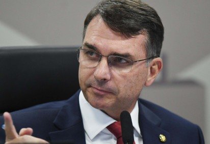 Líder do PT entra com representação contra Flávio Bolsonaro por ataque à soberania brasileira O senador Flávio Bolsonaro (PL-RJ) sugeriu, em post na quinta-feira (23/10), que o Departamento de Defesa norte-americano jogue bombas na Baía de Guanabara para combater o tráfico de drogas
 -  (crédito:  Ed Alves CB/DA Press) -O senador Flávio Bolsonaro (PL-RJ) sugeriu, em post na quinta-feira (23/10), que o Departamento de Defesa norte-americano jogue bombas na Baía de Guanabara para combater o tráfico de drogas
 -  (crédito:  Ed Alves CB/DA Press)