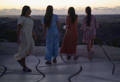 Moradoras de Sderot, no sul de Israel, observam a destruição em Gaza