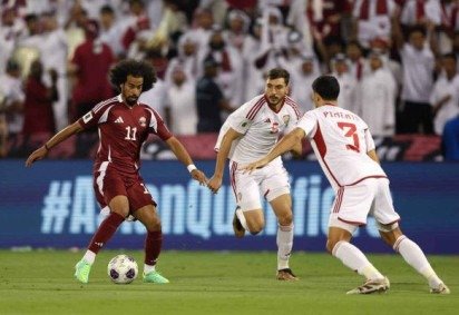 Jogadores de Qatar e Emirados Árabes Unidos em disputa de bola pelas Eliminatórias da Ásia -  (crédito: Foto: Mohamed Farag/Getty Images)
