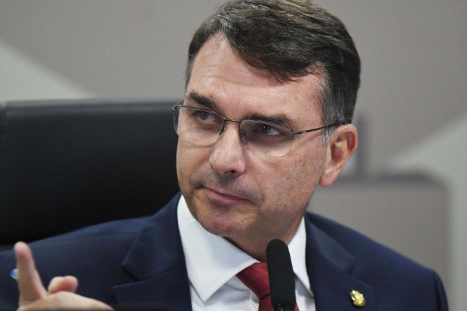O senador Flávio Bolsonaro (PL-RJ) sugeriu, em post na quinta-feira (23/10), que o Departamento de Defesa norte-americano jogue bombas na Baía de Guanabara para combater o tráfico de drogas
 -  (crédito:  Ed Alves CB/DA Press) O senador Flávio Bolsonaro (PL-RJ) sugeriu, em post na quinta-feira (23/10), que o Departamento de Defesa norte-americano jogue bombas na Baía de Guanabara para combater o tráfico de drogas
 -  (crédito:  Ed Alves CB/DA Press)