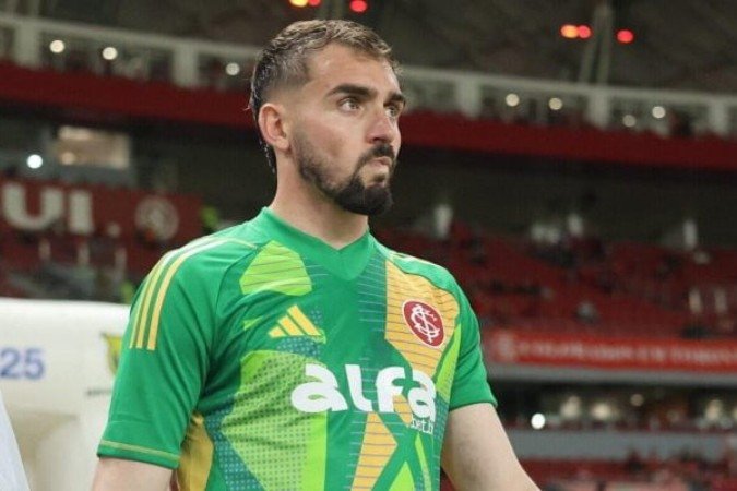 Anthoni (esquerda) volta a ganhar oportunidade de atuar na meta do Internacional com nova contusão de Rochet (direita) -  (crédito: Fotos: Ricardo Duarte/internacional)