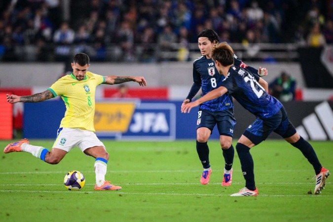 Bruno Guimarães voltou a dar assistência no gol de Paulo Henrique, mas foi insuficiente para o Brasil vencer o Japão, em Tóquio -  (crédito:  AFP)