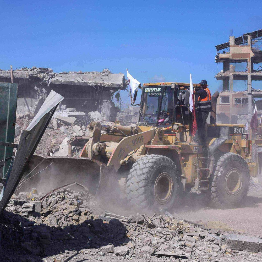 Escavadeiras enviadas pela Prefeitura da Cidade de Gaza trabalham na remoção de escombros das principais ruas 