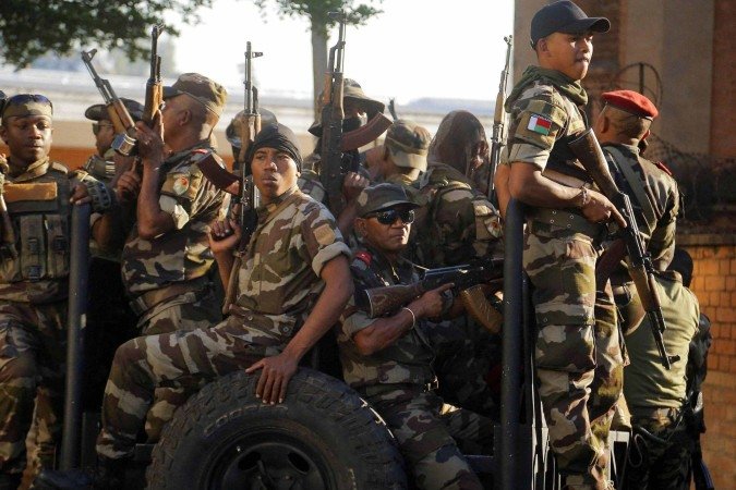 Militares anunciam tomada de poder em Madagascar após impeachment de presidente e onda de protestos