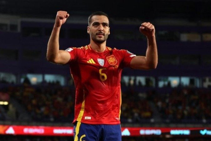 Mikel Merino comemora um dos gols marcados na vitória sobre a Bulgária -  (crédito: Foto: Florencia Tan Jun/Getty Images)