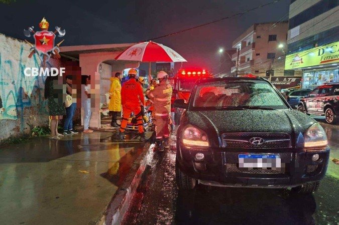 Mulher é atropelada em Vicente Pires e motorista foge sem prestar socorro - (crédito: CBMDF/Divulgação) Mulher é atropelada em Vicente Pires e motorista foge sem prestar socorro - (crédito: CBMDF/Divulgação)